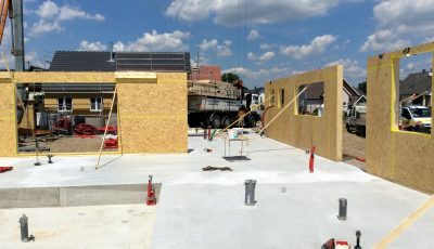installation des façades à ossature bois lors de la construction d'une maison bioclimatique - Seltz, Bas-Rhin, Alsace