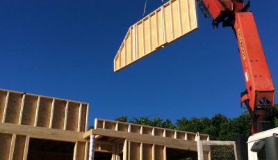 installation de la structure du premier étage en ossature bois sur un chantier situé à Betschdorf, Bas-Rhin, Alsace