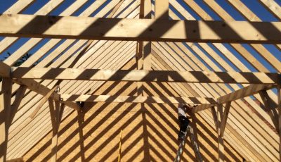 structure de la charpente d'un chantier d'une maison à ossature bois située à Betschdorf, Bas-Rhin, Alsace